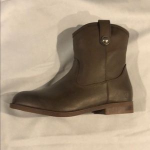 Brand new girls fry Melissa button short size 3